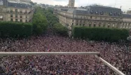 A l'Hôtel de Ville de Paris, pendant la retransmission du match France Nigeria.