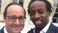 Hollande s'offre un selfie avec un ancien Bleu