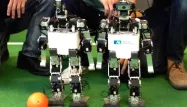 Ces petits robots sont capables de détecter et de pousser une petite balle dans le but adversaire.