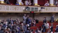 Les députés ont ovationné les deux bachelières