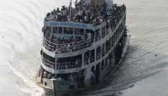 Un ferry surchargé a chaviré au Bangladesh.