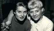 Yvette Lebon (à droite) en compagnie de Belinda Lee en 1958.