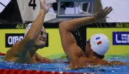 Florent Manaudou et Fabien Gilot se congratulent après la médaille d'argent sur 4x400m 4 nages, dimanche à Berlin.