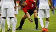 Lors du match Angleterre-Italie (1-2), l'arbitre néerlandais Bjorn Kuipers a fait usage de cet aérosol temporaire pour délimiter le mur sur coup franc.