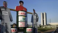 Une pancarte campant la présidente brésilienne Dilma Roussef aux côtés des dirigeants de Petrobras inculpés dans le scandale financier.