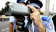 Des policiers contrôlant la vitesse d'automobilistes.