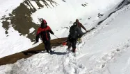 Des secours retrouvent le corps d'un randonneur après la catastrophe de l'Annapurna