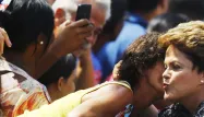 Dilma Rousseff, la présidente sortante, lors d'un bain de foule à Nova Iguacu