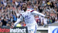 Lacazette fait taire Lille et répond à Deschamps
