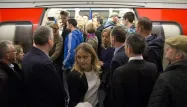 Une femme au milieu d'hommes dans le métro londonien, bientôt une image d'archives ?