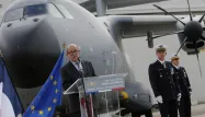 Jean-Yves Le Drian devant l'A400M, le jour de la présentation de cet avion de ravitaillement.