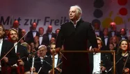 Le pianiste Daniel Barenboim s'interrompt à cause des flashes