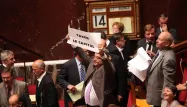 Brandir une affiche, comme ce député communiste en 2010, est l'un des moyens de se faire entendre à l'Assemblée.