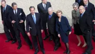 Les neuf membres du Conseil constitutionnel dans la cour de l'Elysée en mai 2012.