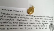Une médaille de la Vierge pour les pro-mariage gay