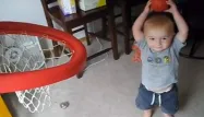 VIDÉO - Génie du basket à deux ans