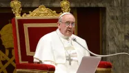 Le pape François affirme son style