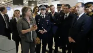 Hollande et Valls en visite à Roissy