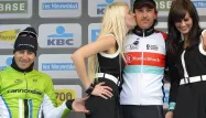 Sagan pris la main aux fesses