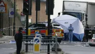 Les policiers enquêtent sur le lieu du drame dans le quartier de Woolwich.