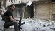 Un combattant de l'Armée syrienne libre dans le camp de réfugiés de Yarmouk, près de Damas.