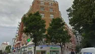 Une jeune fille de 17 ans a survécu à une chute du 7e étage de cet immeuble parisien mardi soir.