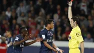 M. Castro montre le carton rouge à Thiago Silva. Lui aussi sera suspendu à Lyon, comme Sirigu et Verratti.