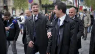Manuel Valls et Arnaud Montebourg, hilares, sur les Champs Elysées.