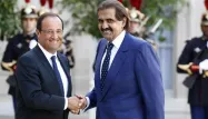 François Hollande et l'émir du Qatar, cheikh Hamad ben Khalifa al-Thani, à l'Elysée, en août 2012.