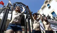 Deux Françaises et une Allemande sont jugées mercredi pour avoir manifesté seins nus et risquent la prison.