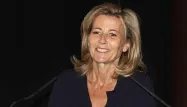 Claire Chazal reçoit un seau d'excréments