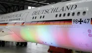 Il faisait la fête en slip dans l'avion de Merkel