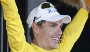 Le Sud-Africain Daryl Impey est devenu le premier coureur Africain à endosser le maillot jaune sur le Tour de France.