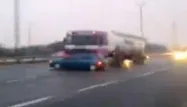 Une voiture traînée sur 400 m par un camion