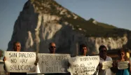 Le conflit larvé qui oppose l'Espagne au Royaume-Uni autour de Gibraltar, un territoire de sept kilomètres carrés cédé à la Grande-Bretagne en 1713, peuplé de 30.000 habitants, a rebondi fin juillet autour de la question des droits de pêche dans les eaux entourant le rocher.