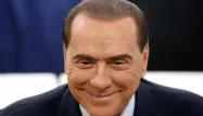 Silvio Berlusconi, qui avait indiqué quelques minutes plus tôt avoir demandé aux ministres PDL d'envisager une démission immédiate, juge qu'Enrico Letta a enfreint le "pacte de coalition" unissant le Parti démocrate (centre gauche, dont Letta est issu) et Peuple de la liberté.