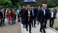 Hollande s'offre un bain de foule pluvieux