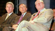 Daniel Simonpieri et Bruno Mégret, deux des quatres maires frontistes des années 1990, au côté de Jean-Marie Le Pen.