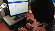 Licenciée pour avoir trop consulté sur Facebook