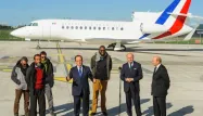 Les ex-otages d'Arlit de retour en France aux côtés de François Hollande qui a démenti tout versement d'une rançon.