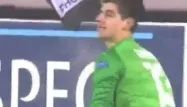 VIDÉO - Un but contre son camp absurde