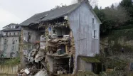 Dans la nuit de mardi à mercredi, le pan d'une maison s'est effondré dans l'Isole à Quimperlé, dans le Finistère.