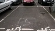 Les places de parking pour handicapés sont volontairement plus larges pour qu'ils puissent monter et descendre de leur fauteuil.
