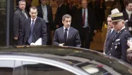 Après sa présence remarquée au concert de Carla Bruni la veille, Nicolas Sarkozy a retrouvé vendredi les couloirs de l'Assemblée nationale, à l'occasion d'un déjeuner en hommage à Jacques Chaban-Delmas.