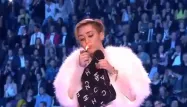 Miley Cyrus fume un joint aux MTV awards