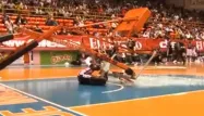 VIDÉO - Un panier s'effondre sur un joueur