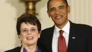 Billie Jean King, ancienne championne de tennis, est ouvertement lesbienne et militante de cette cause. En 2009, Barack Obama lui a remis la médaille de la liberté (photo).