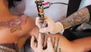 Le monde du tatouage, qui compte de 3.500 à 4.000 professionnels, était en émoi depuis quelques mois en raison d'un arrêté ministériel interdisant 59 colorants sur 153 utilisés dans les produits cosmétiques et notamment dans les encres de tatouage "pour des raisons de sécurité".