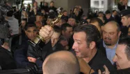Jean Dujardin a été assailli par une nuée de journalistes à son arrivée.