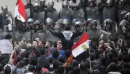 Policiers et manifestants se font face au Caire